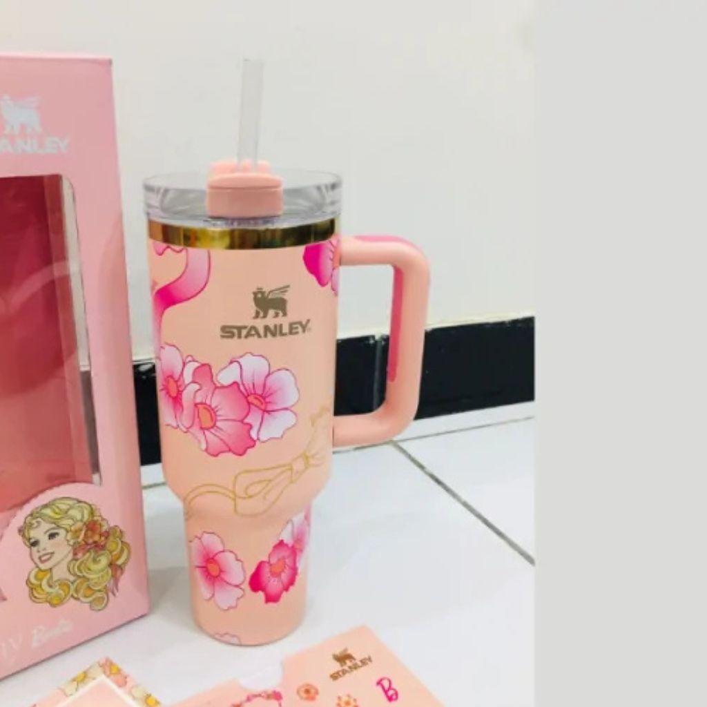 The Stanley x Barbie Quencher | 40 OZ – ’80s Peaches ‘N Cream