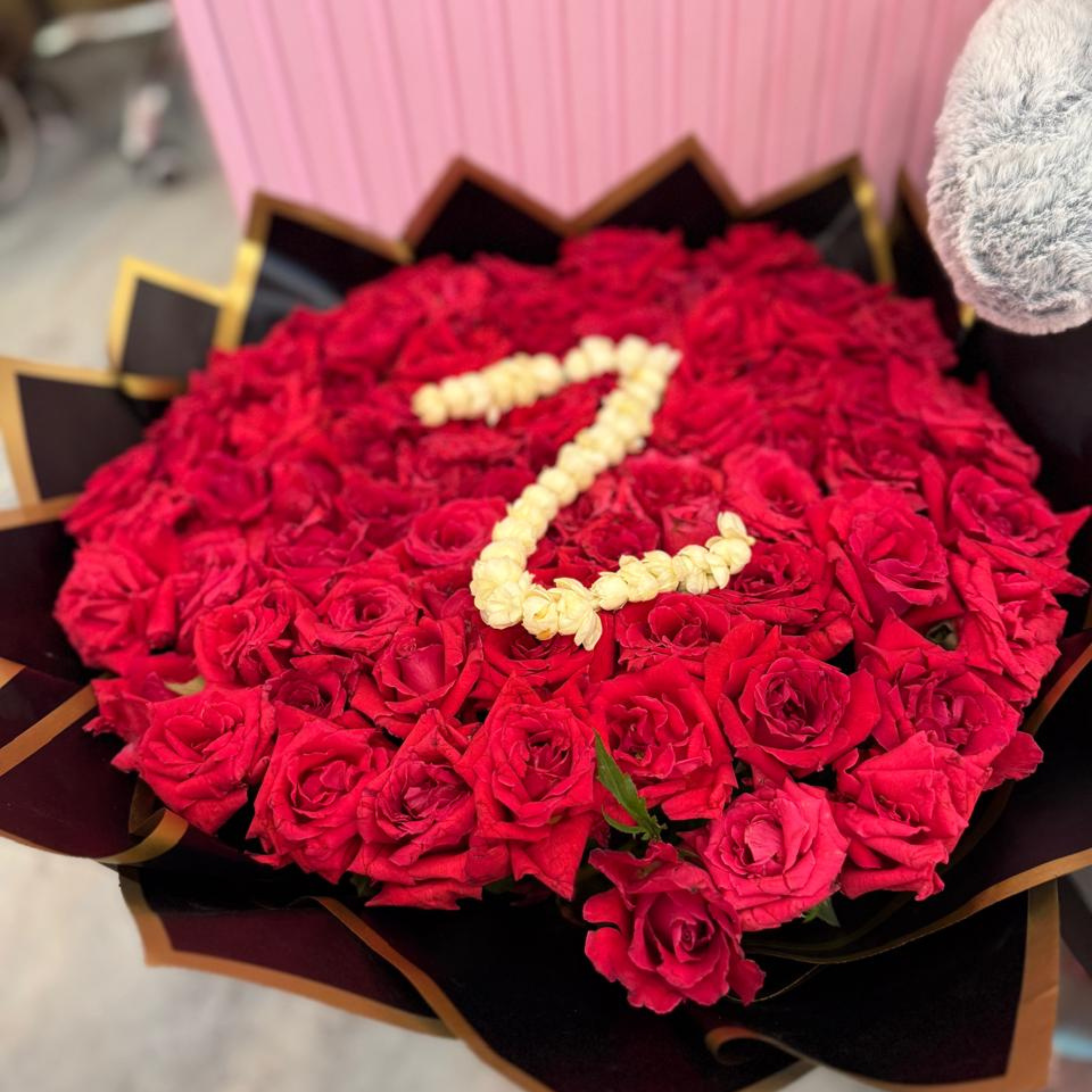 Luxury Customized Letter 'Z' Red Rose Bouquet – Premium Mega Floral Arrangement