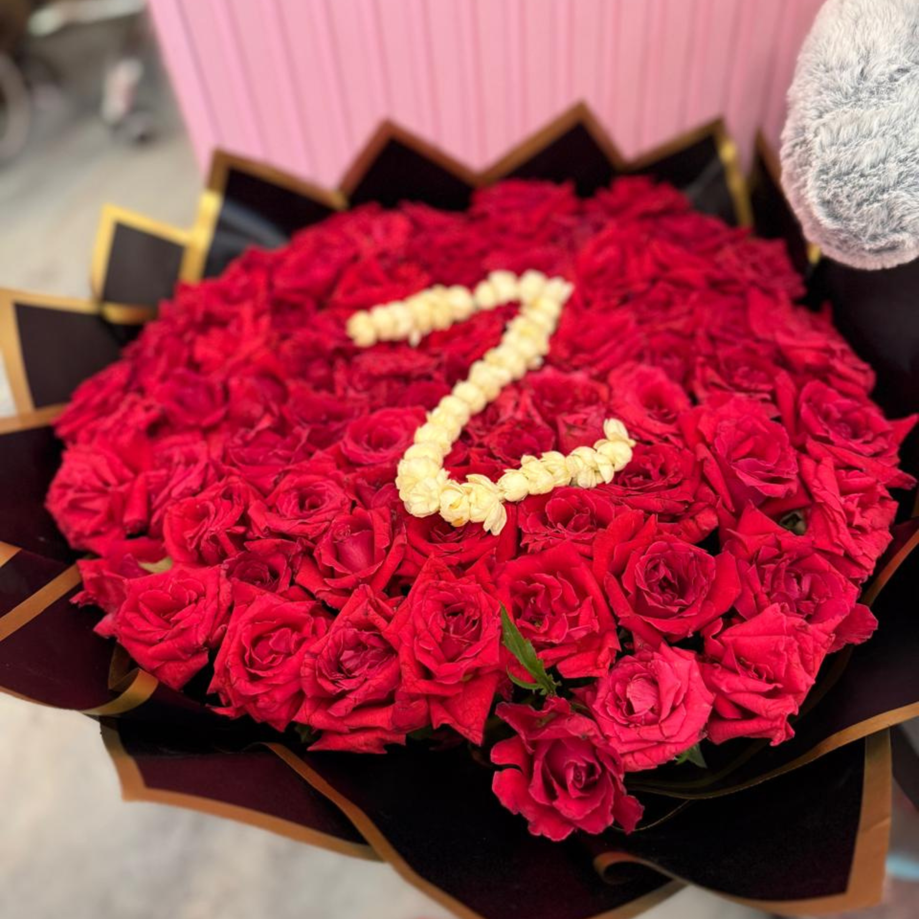Luxury Customized Letter 'Z' Red Rose Bouquet – Premium Mega Floral Arrangement