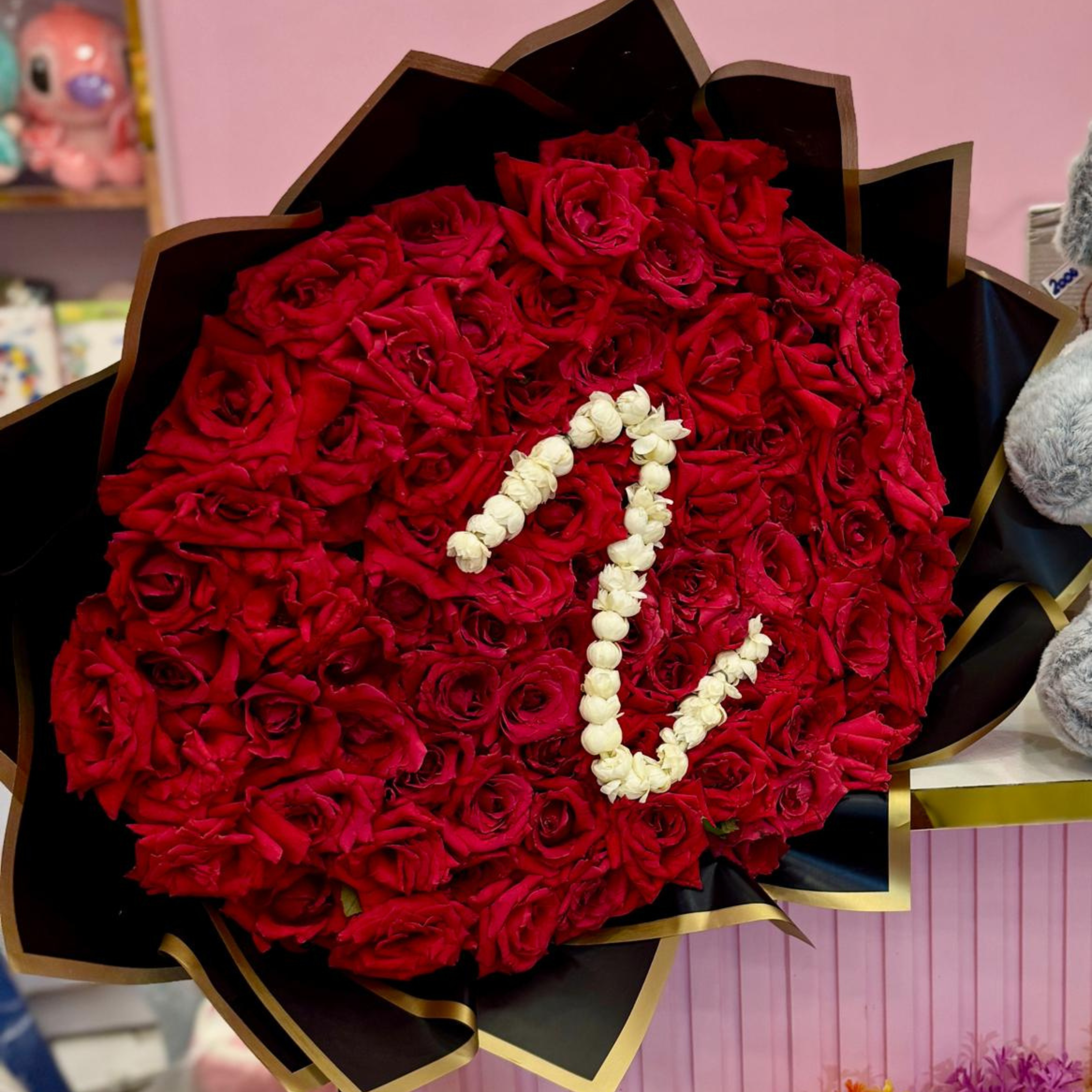 Luxury Customized Letter 'Z' Red Rose Bouquet – Premium Mega Floral Arrangement Secondary image