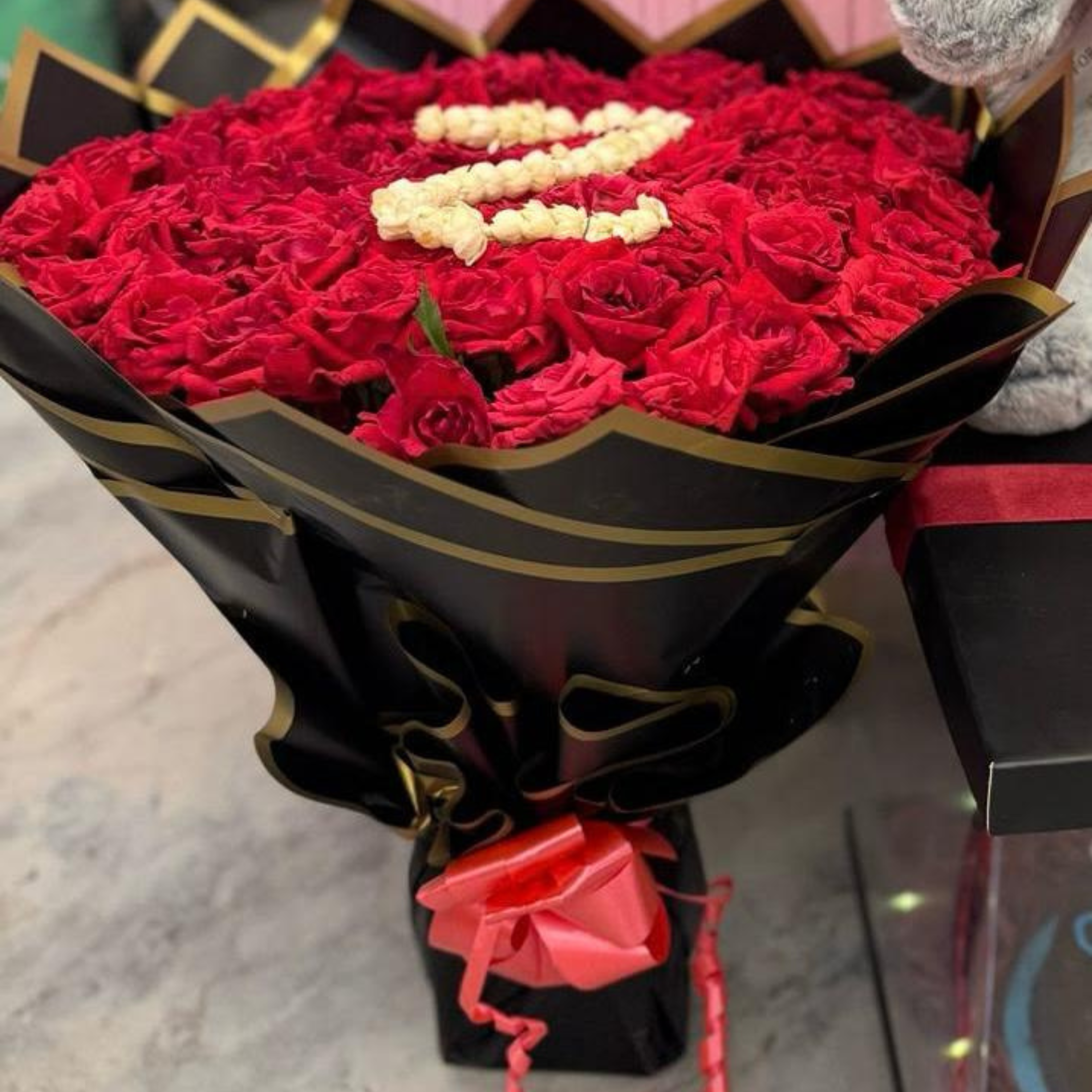 Luxury Customized Letter 'Z' Red Rose Bouquet – Premium Mega Floral Arrangement Main image